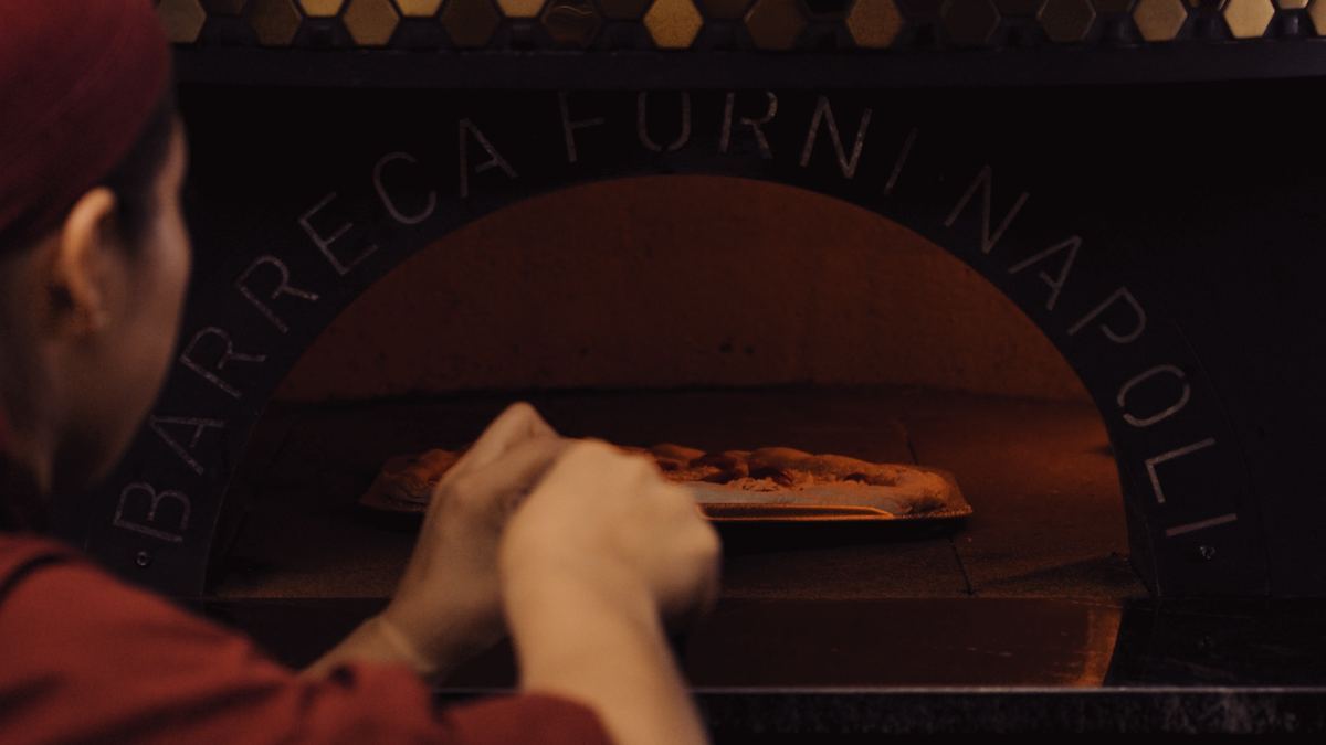 Una pizza de Pomodoro entrando al horno italiano